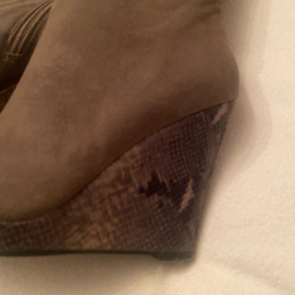 Faux sued/snakeskin platform boot size 6 - Picture 3 of 6